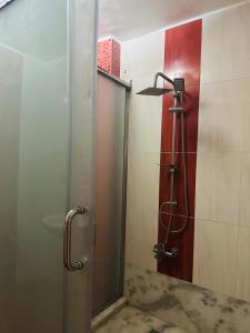 um chuveiro numa casa de banho com uma porta de vidro em 84 شارع الجليل جسر السويس no Cairo