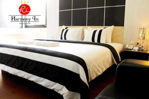 Letto o letti in una camera di Hotel Harmony In & Karaoke