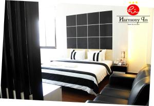 Letto o letti in una camera di Hotel Harmony In & Karaoke