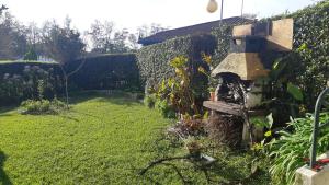 un jardín con un baño de aves en el césped en INIGO, en Hendaya