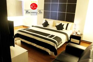 Letto o letti in una camera di Hotel Harmony In & Karaoke