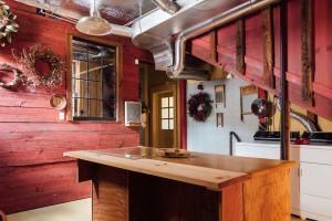 uma cozinha com um balcão de madeira num quarto em Hummingbird House by Country House Escapes em Pine Hill