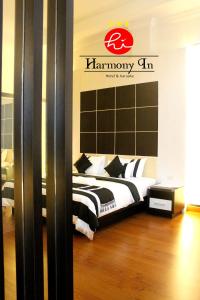 Letto o letti in una camera di Hotel Harmony In & Karaoke
