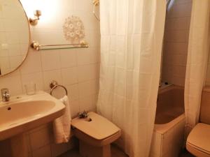 Un baño con lavabo, inodoro y ducha. en La Luna de Alicante, en Alicante 38 fotos más