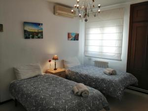 Dos camas en un dormitorio con toallas. en La Luna de Alicante, en Alicante