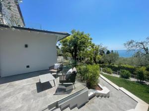 een huis met een glazen balkon met uitzicht bij Villa Elvira in Gardone Riviera