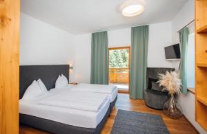 Tempat tidur dalam kamar di Hotel Gasthof Hirschentenne