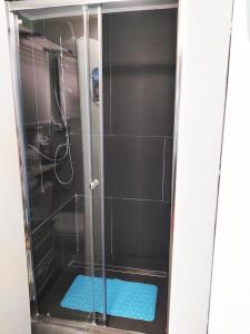 y baño con ducha y puerta de cristal. en Vakantiewoning Henisdael en Heers