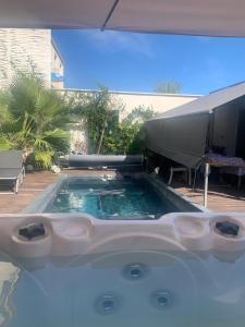 Fotografia z galérie ubytovania Maison de bien être 150m2 au bord du canal avec piscine chauffée au sel à 2 pas de la plage et du centre ville v destinácii Palavas-les-Flots