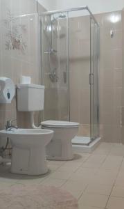 Locanda mami في أَويستا: حمام مع مرحاض ودش زجاجي