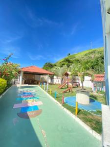 - Piscina en un complejo con parque infantil en Resort Villa da praia apto 30 arraial do cabo en Arraial do Cabo