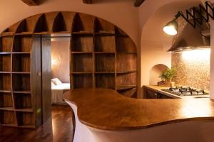 una cucina con libreria e un tavolo in una stanza di City Center “ Arco dei Gigli “ a Perugia