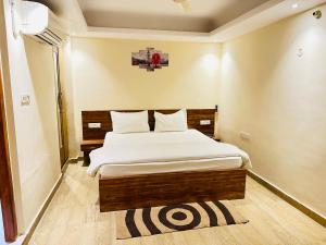 a bedroom with a large bed with white sheets at The Four Seasons Hotel in Sultānpur +66 photos