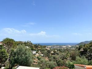 - Vistas a la ciudad desde una colina con árboles en Fantastic villa in the bay of Cannes, 5 minutes from the beach - with heated private pool en Mandelieu-la-Napoule