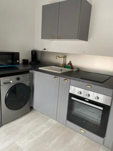 a kitchen with a sink and a washing machine at Reims Detente in Reims