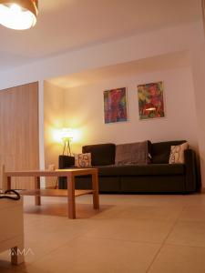 uma sala de estar com um sofá e uma mesa em Hermoso refugio céntrico em Santo Domingo