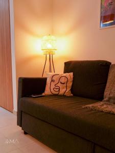 a pillow with a face on it sitting on a couch at Hermoso refugio céntrico in Santo Domingo
