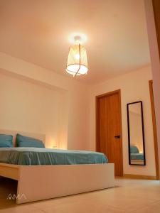 1 dormitorio con cama y luz en Hermoso refugio céntrico en Santo Domingo
