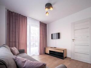 Televízia a/alebo spoločenská miestnosť v ubytovaní Apartament Szklarski Zakątek