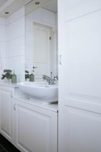 Ocean Views and Gorgeous Design in a Light-Filled 3 BDRM/1.5 Bath Village Home的一间浴室