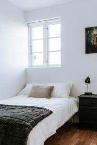 Ocean Views and Gorgeous Design in a Light-Filled 3 BDRM/1.5 Bath Village Home客房内的一张或多张床位