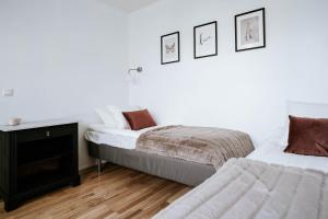 Ocean Views and Gorgeous Design in a Light-Filled 3 BDRM/1.5 Bath Village Home客房内的一张或多张床位