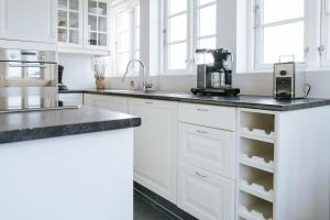 Ocean Views and Gorgeous Design in a Light-Filled 3 BDRM/1.5 Bath Village Home的厨房或小厨房