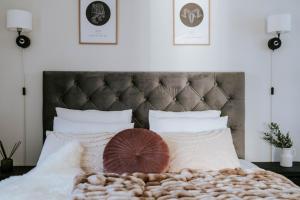 Un pat sau paturi într-o cameră la Ocean Views and Gorgeous Design in a Light-Filled 3 BDRM/1.5 Bath Village Home