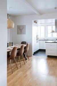 Ocean Views and Gorgeous Design in a Light-Filled 3 BDRM/1.5 Bath Village Home的厨房或小厨房