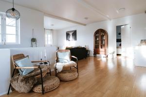 Ocean Views and Gorgeous Design in a Light-Filled 3 BDRM/1.5 Bath Village Home的休息区