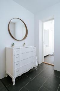 Ocean Views and Gorgeous Design in a Light-Filled 3 BDRM/1.5 Bath Village Home的一间浴室