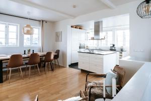 Ocean Views and Gorgeous Design in a Light-Filled 3 BDRM/1.5 Bath Village Home的厨房或小厨房