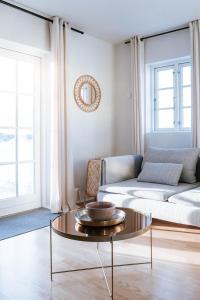 Ocean Views and Gorgeous Design in a Light-Filled 3 BDRM/1.5 Bath Village Home的休息区