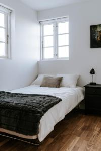 Ocean Views and Gorgeous Design in a Light-Filled 3 BDRM/1.5 Bath Village Home客房内的一张或多张床位