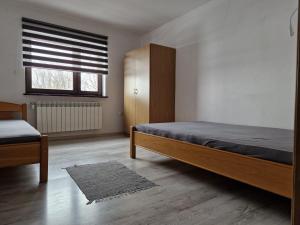 una camera da letto con un letto e una finestra di Apartamenty u Krystyny a Klikuszowa