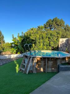 uma piscina com uma escada e um escorrega em Finca Los Ciruelos Casas Rurales em Icod de los Vinos