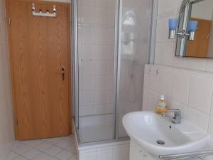 a bathroom with a shower and a sink and a shower at Helle, offene Whg im Zentrum vom Ostseebad Göhren in Göhren