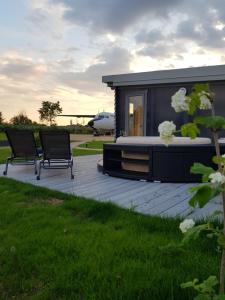 uma casa com duas cadeiras sentadas num deque em Natur Air Suite em Ghiaie