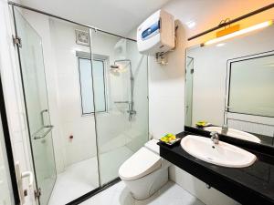 ein Bad mit einer Dusche, einem WC und einem Waschbecken in der Unterkunft Sunshine Home 170 Từ Hoa in Hanoi