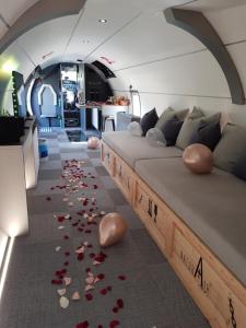 um quarto com duas camas e rosas no chão em Natur Air Suite em Ghiaie