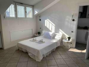 Een bed of bedden in een kamer bij [Mansarda con vista] in centro a Piacenza