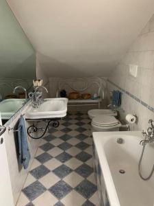 Een badkamer bij [Mansarda con vista] in centro a Piacenza