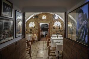 un restaurante con mesas y sillas en una habitación en Tenute Al Bano en Cellino San Marco
