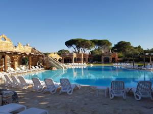 a swimming pool with chairs and a bunch ofitures at Tenute Al Bano in Cellino San Marco