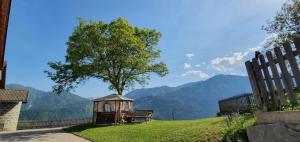 un gazebo su una collina con un albero di Stoffenhof a Oberdrauburg