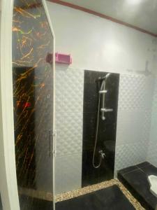 um chuveiro com uma porta de vidro na casa de banho em EXPRESS O 92147 Nia Residence em Depok