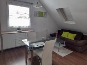 - un salon avec une table et un canapé dans l'établissement Apartma Lena, à Kranjska Gora