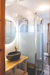 La salle de bains est pourvue d'un lavabo noir sur une table. dans l'établissement La casa sul Monviso, à Montoso