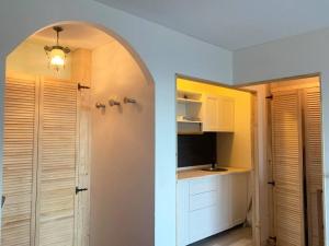 a kitchen with an archway and a kitchen with white cabinets at La casa sul Monviso in Montoso