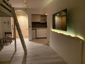 Il comprend un salon avec un escalier et une cuisine. dans l'établissement La casa sul Monviso, à Montoso